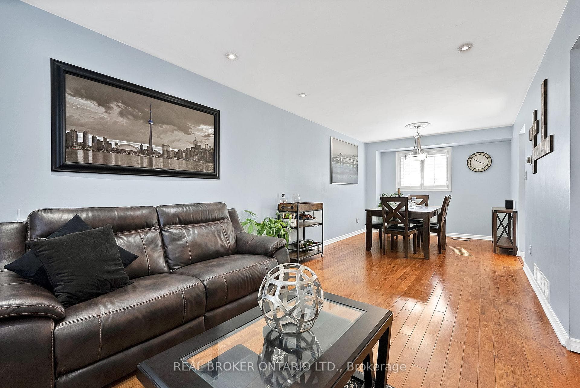 1674 Beaton Way photo 4