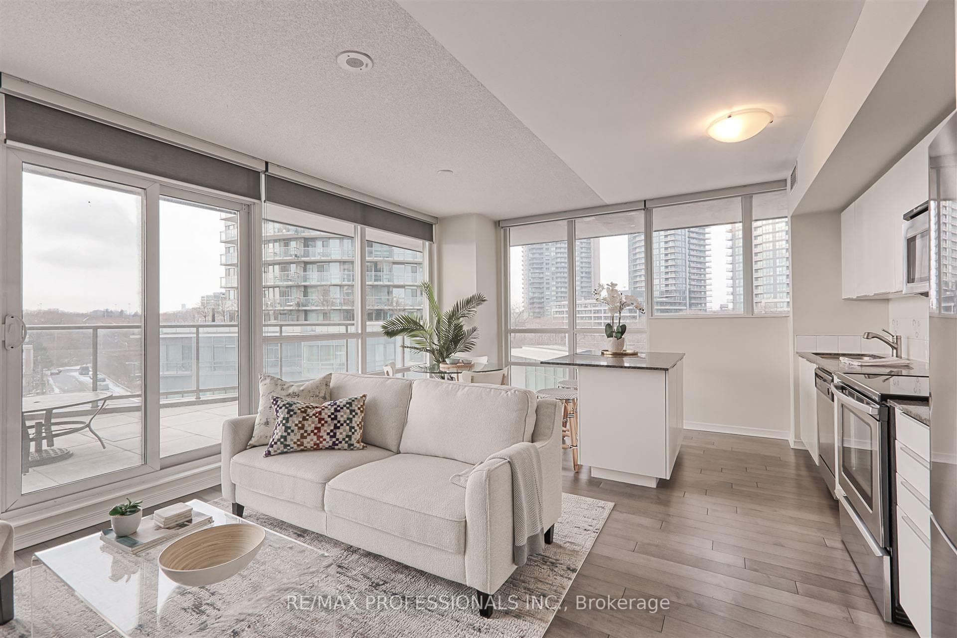 2240 Lake Shore Boulevard photo 5