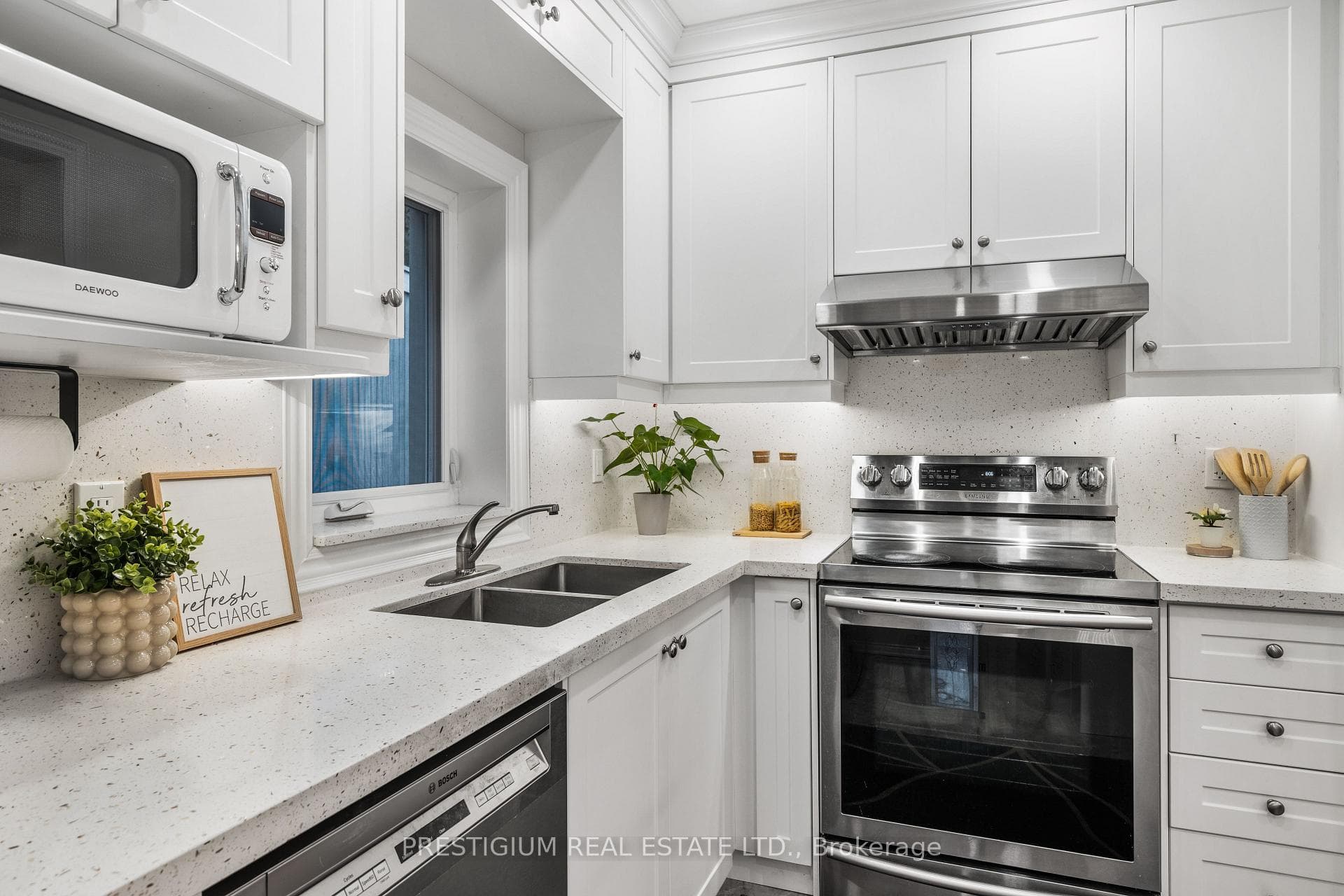 556 Davisville Avenue photo 21