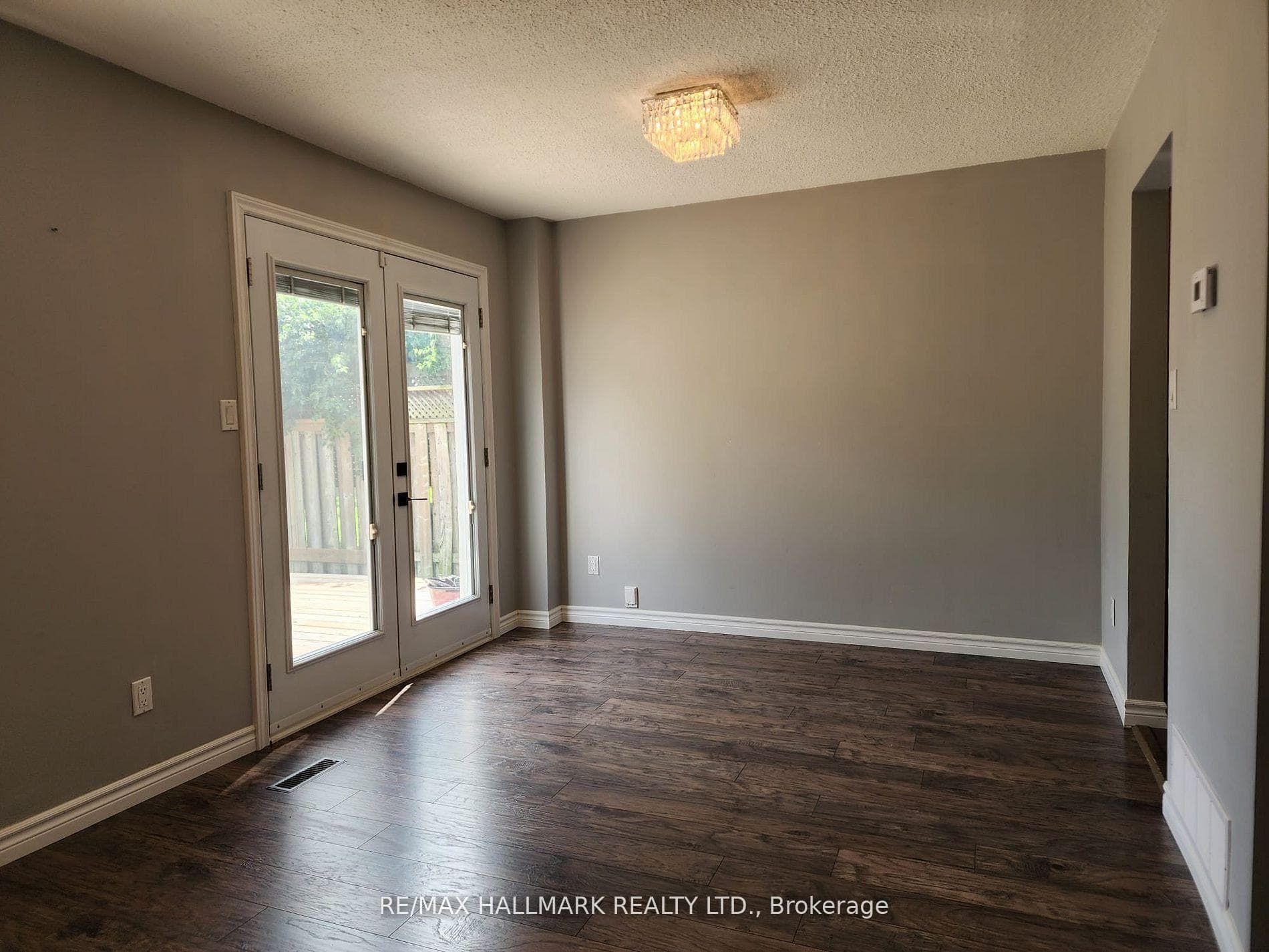 587 Bon Echo Drive photo 9
