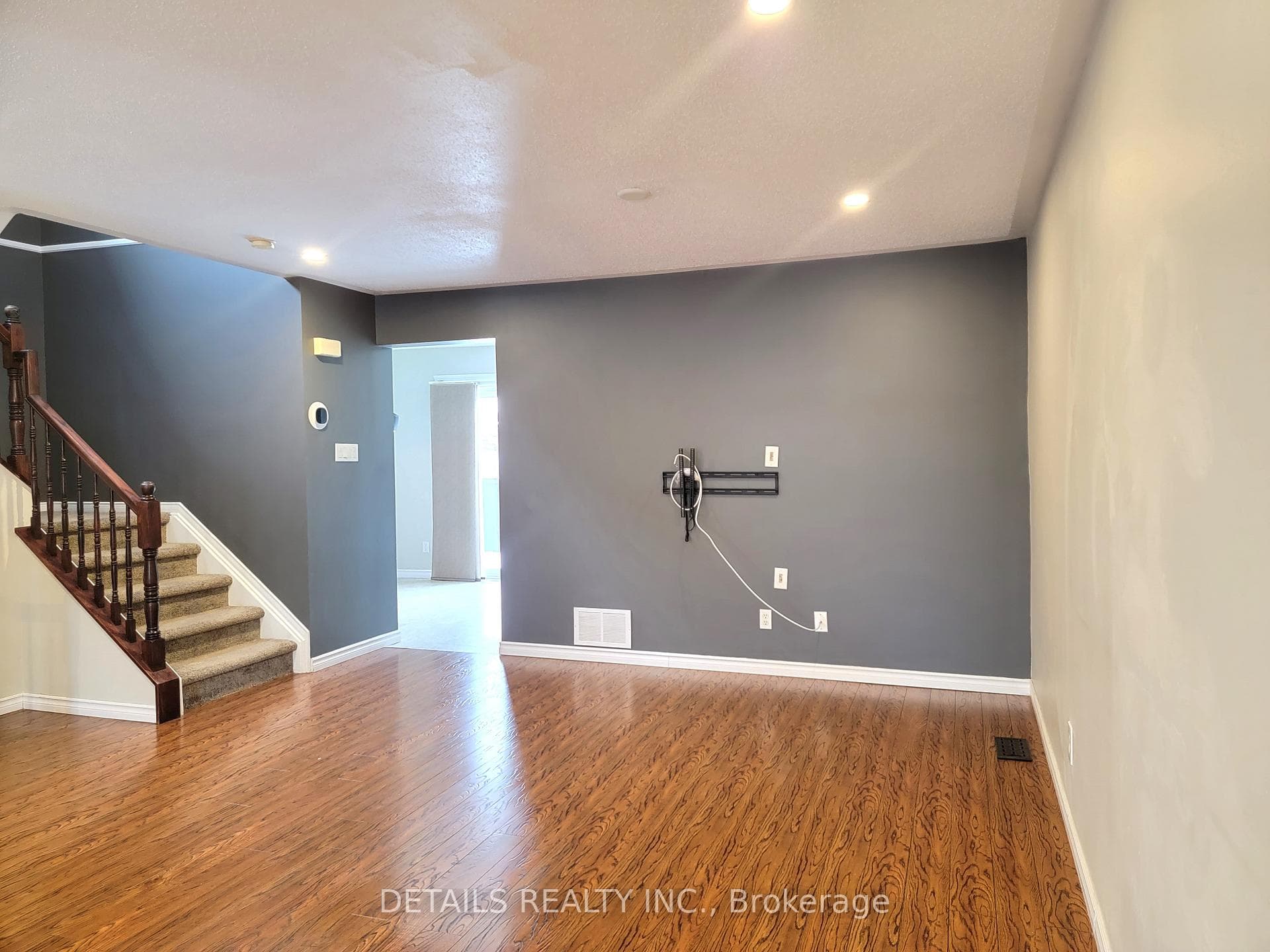 171 WINDHURST Drive photo 4