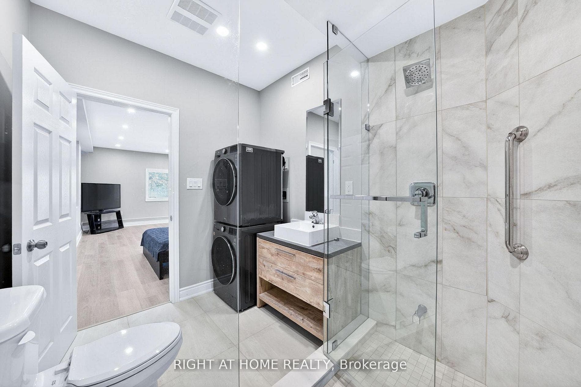1160 Peelar Crescent photo 35