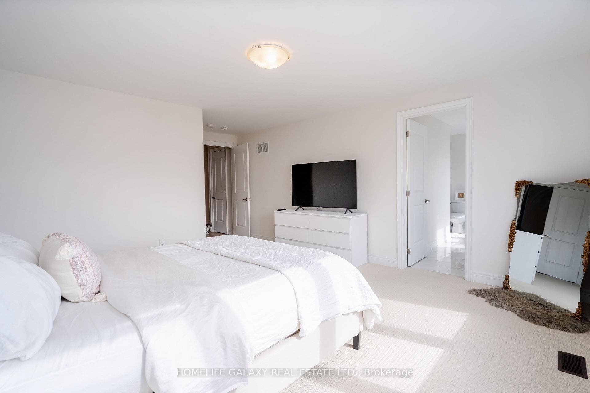 1071 Orenda Street photo 18