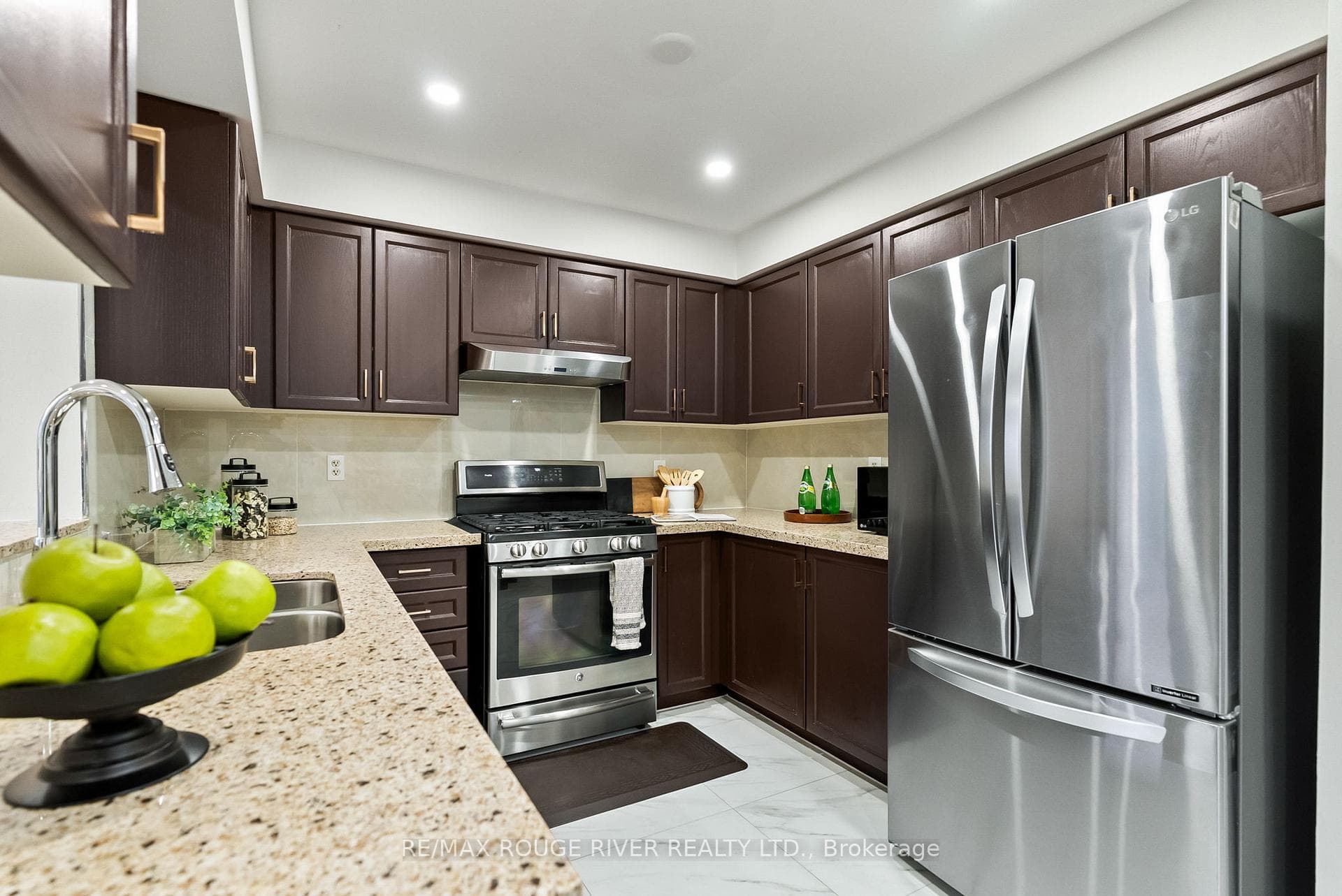 35 Presley Crescent photo 9