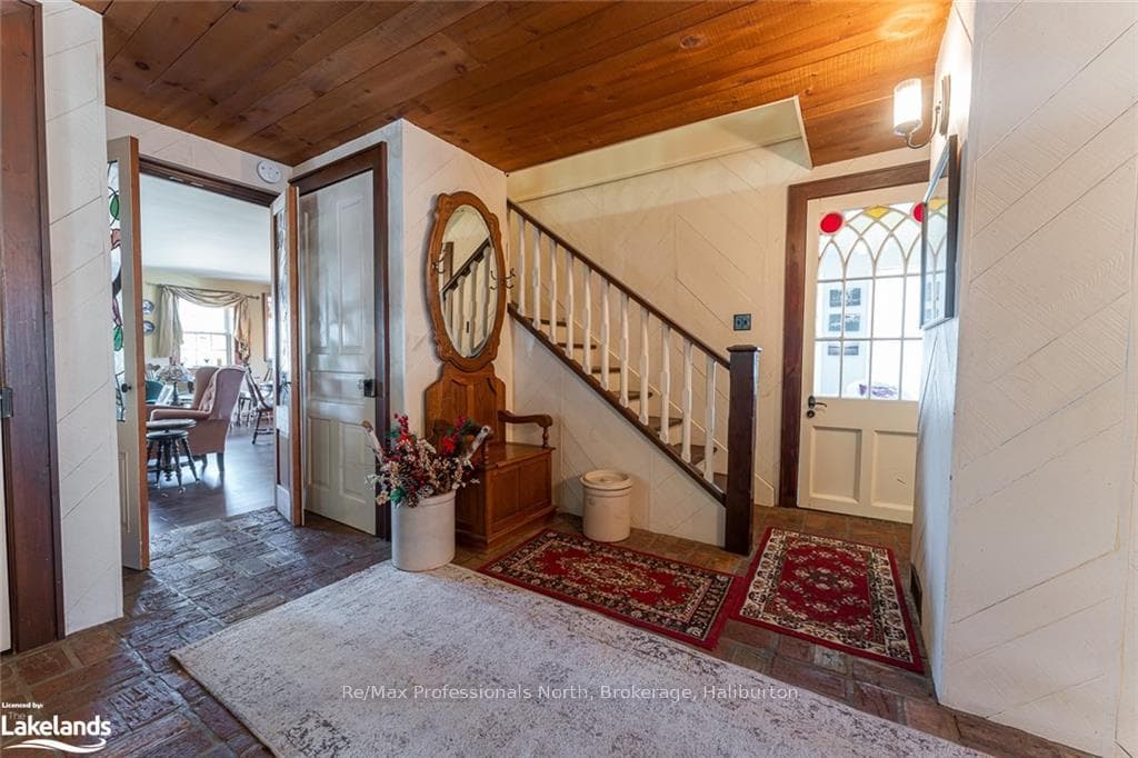 1011 STERLING Lane photo 5