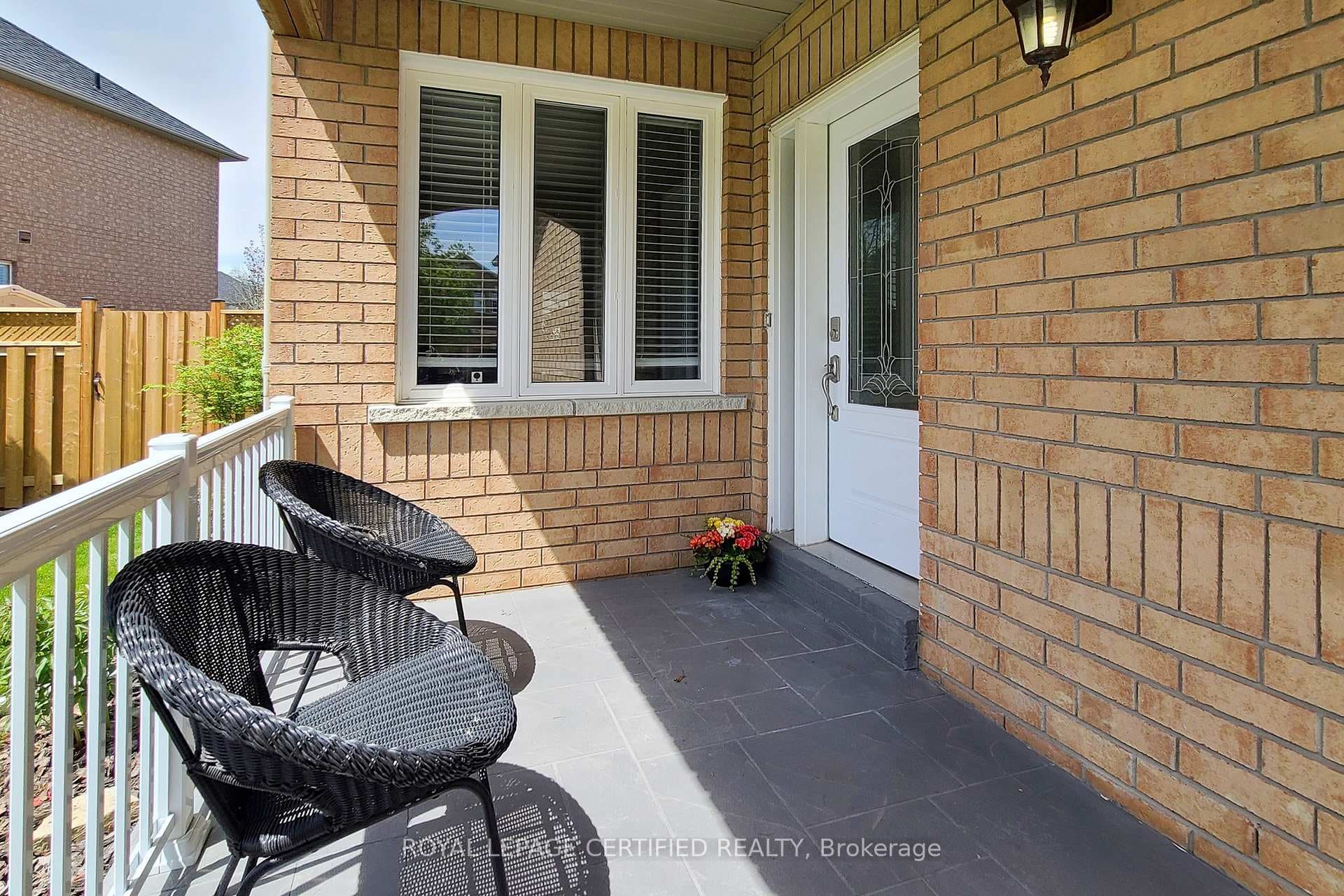 10 Ironhorse Crescent photo 2