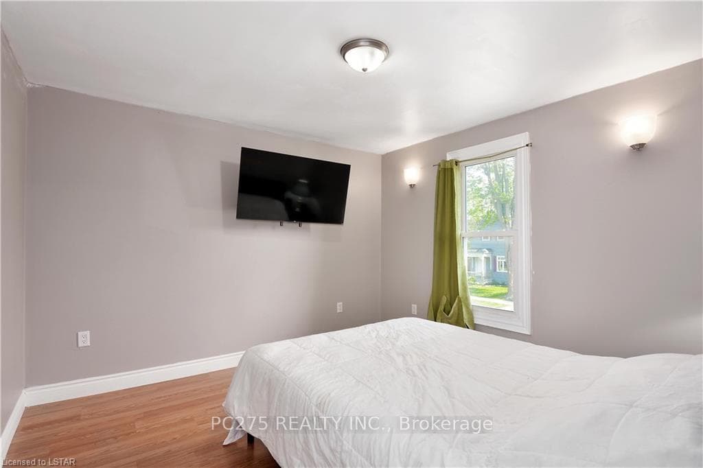 471 SIMCOE Street photo 21