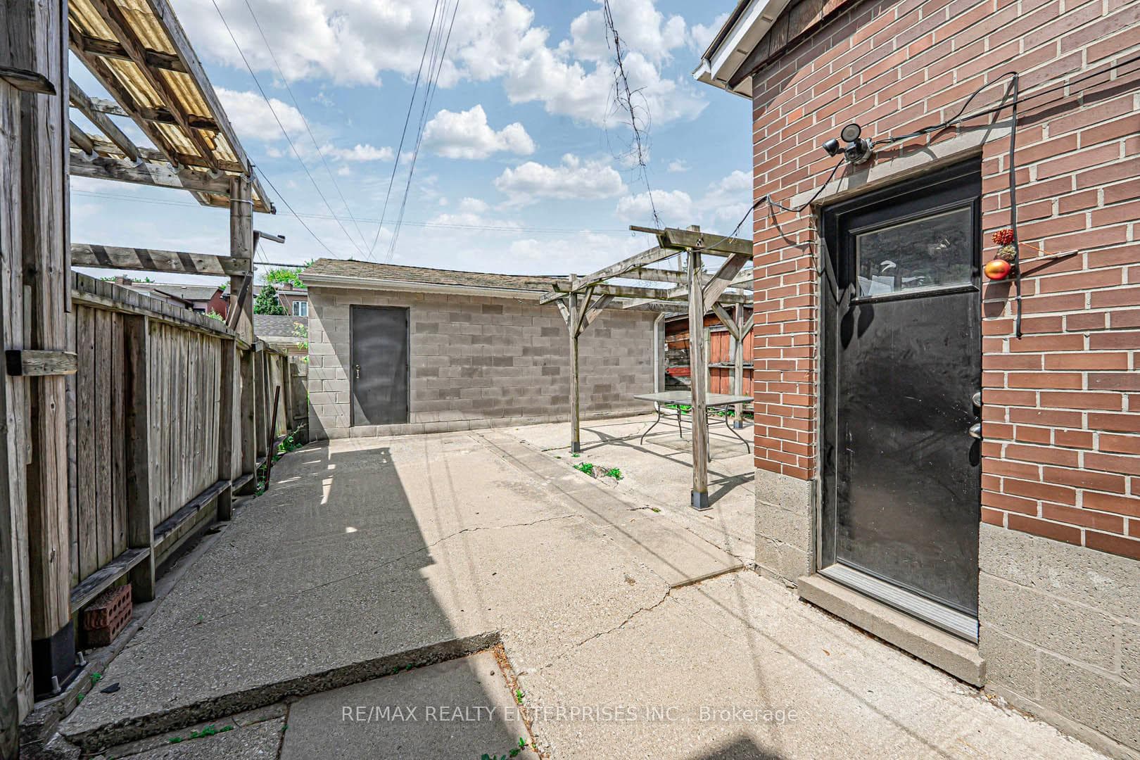 914 Dovercourt Road photo 29