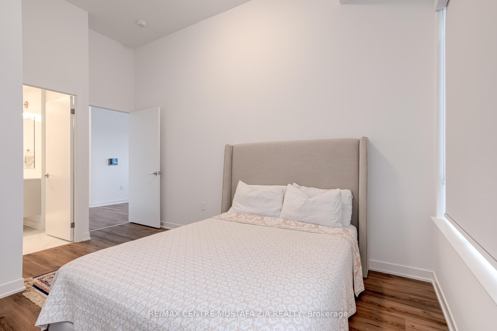 395 Dundas Street Unit 217 photo 24