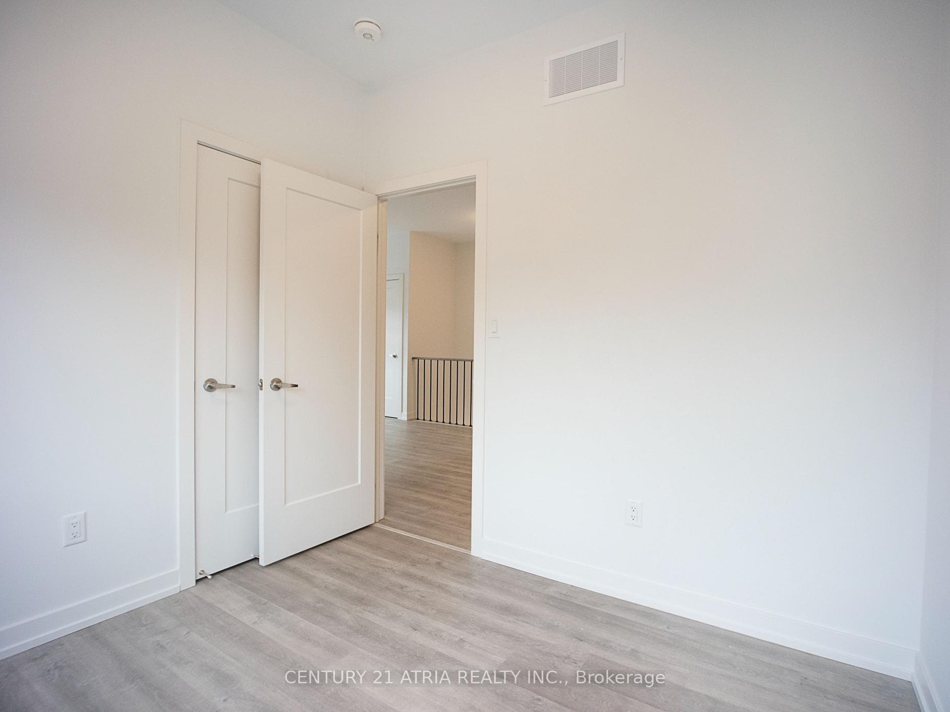 1 Sugarberry Avenue photo 3