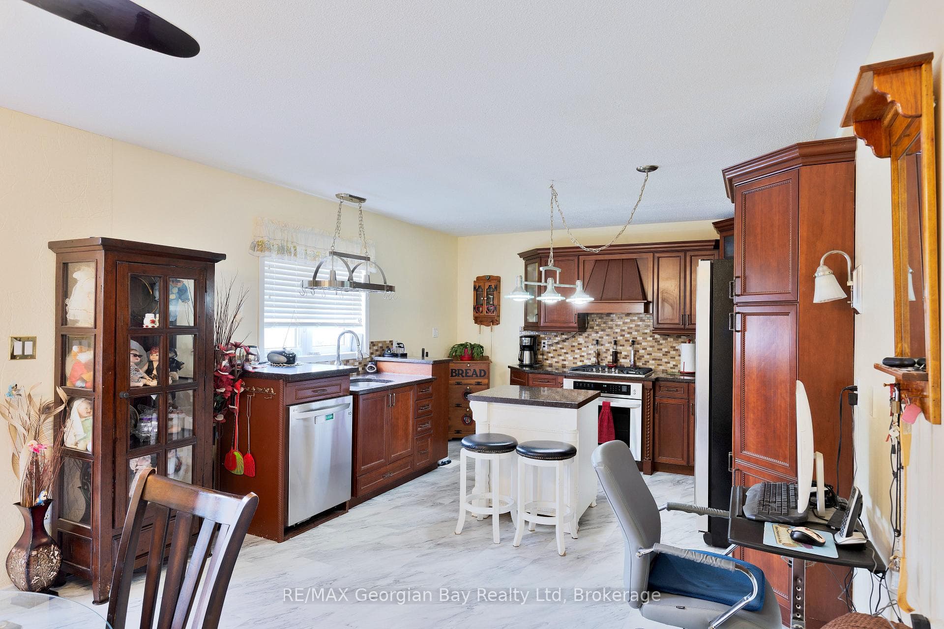 739 SIMCOE Avenue photo 8