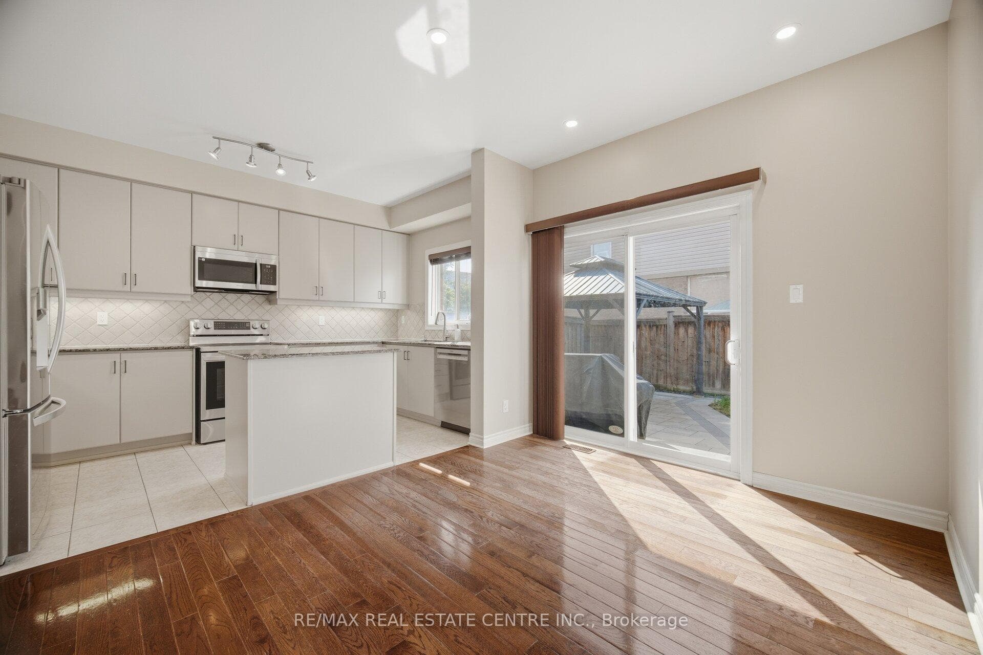 366 Hobbs Crescent photo 17