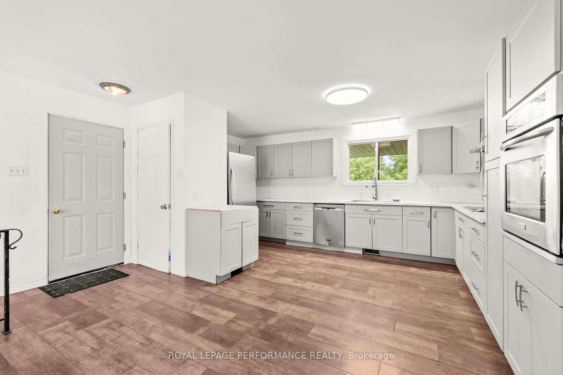 438 Voyageur Place photo 19