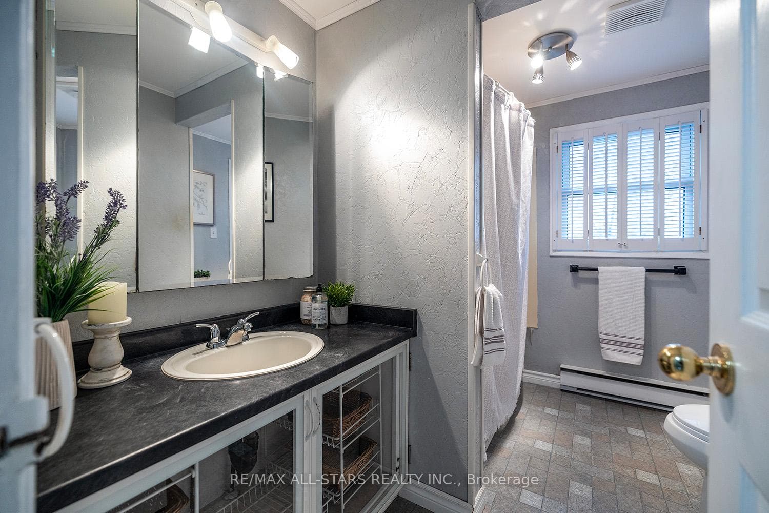 2nd floor Main Bathroom w/semi ensuite for Primary