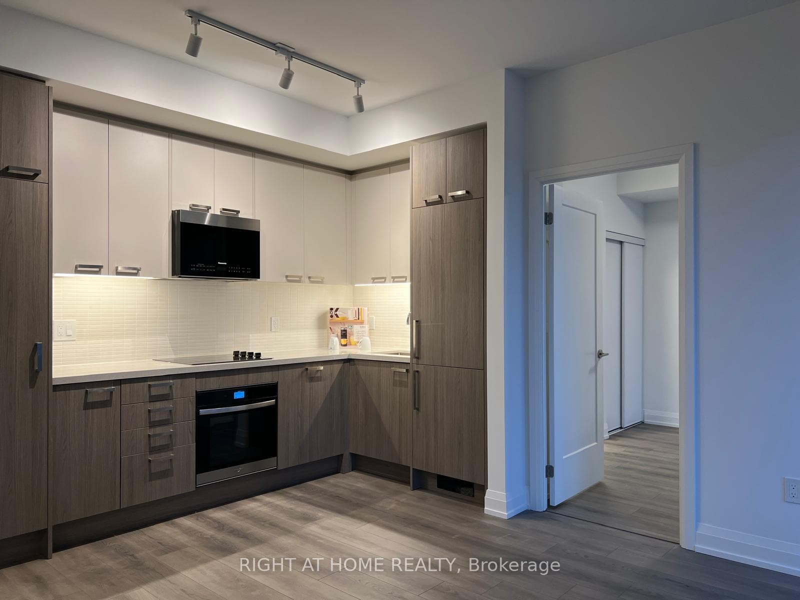 20 Soudan Avenue Unit 1804 photo 3