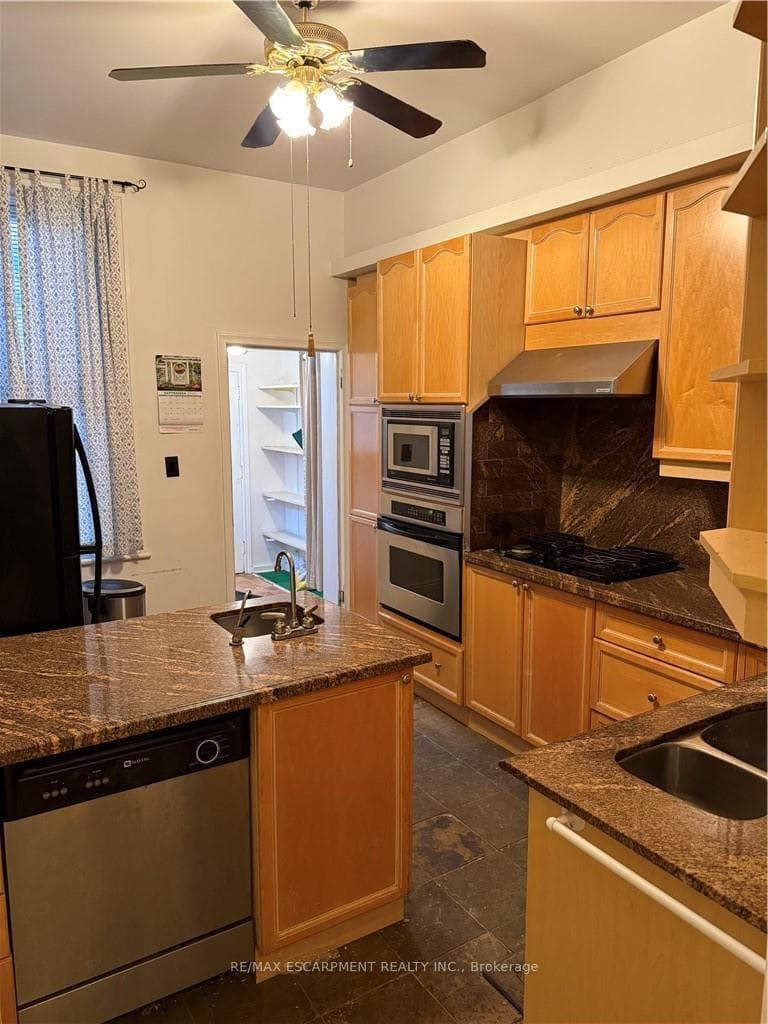 105 Wellington Street photo 5