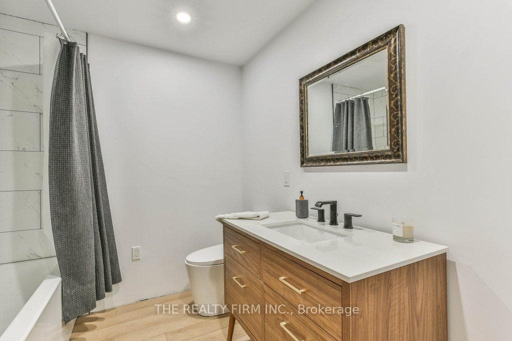 Full Bathroom in L