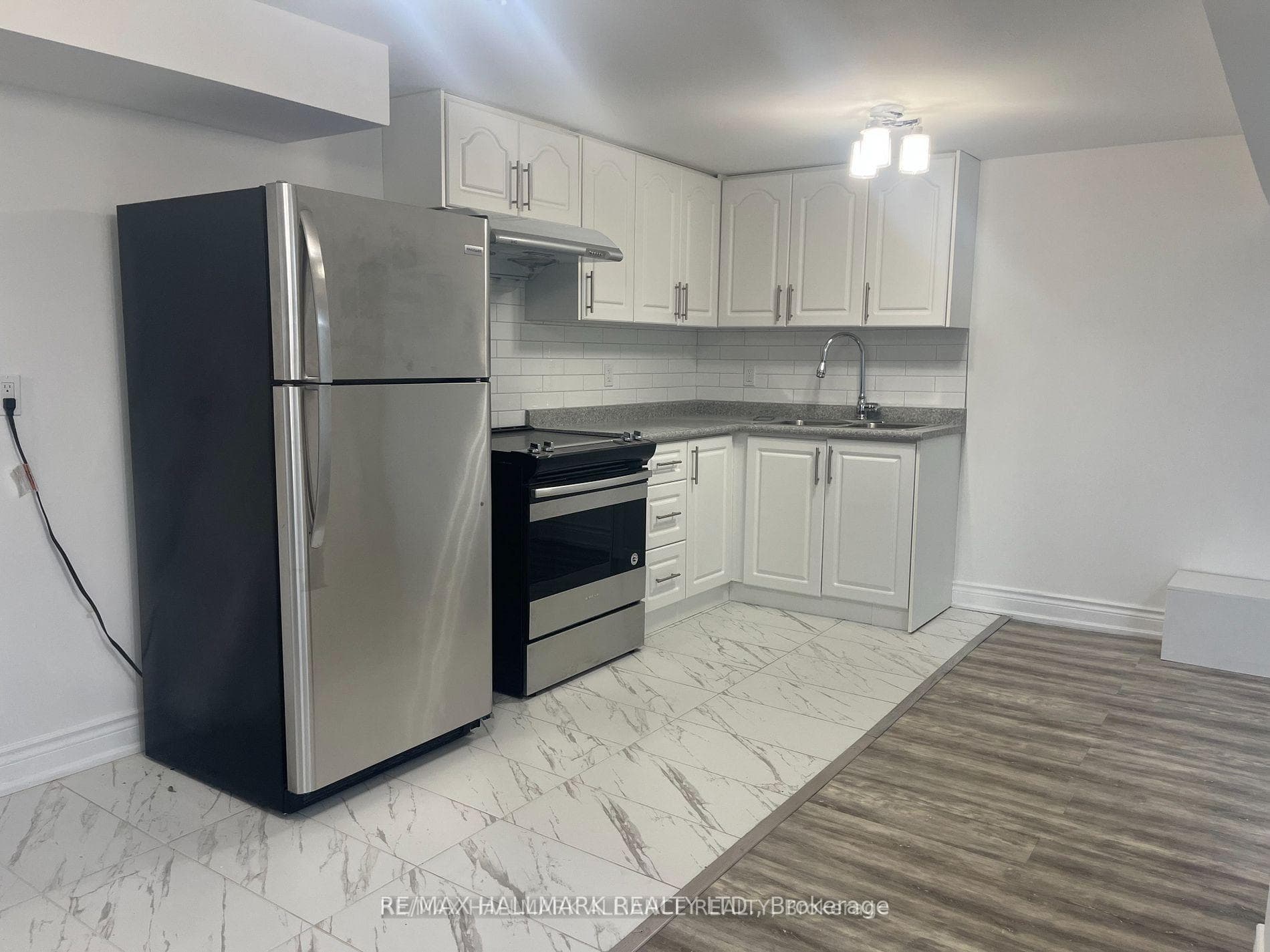 29 Savona Drive Unit Lower photo 5