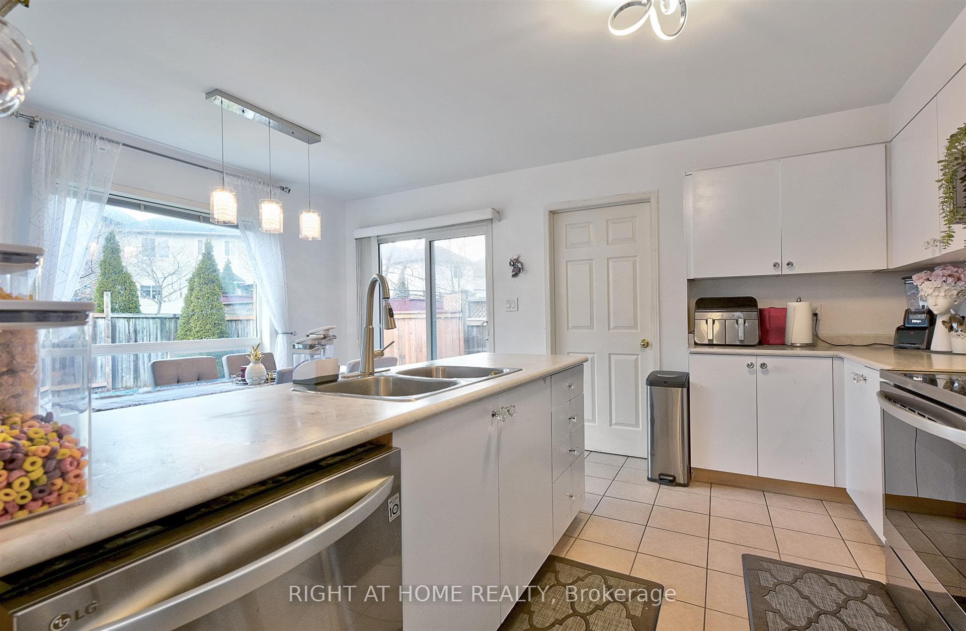 1032 Langford Street photo 6