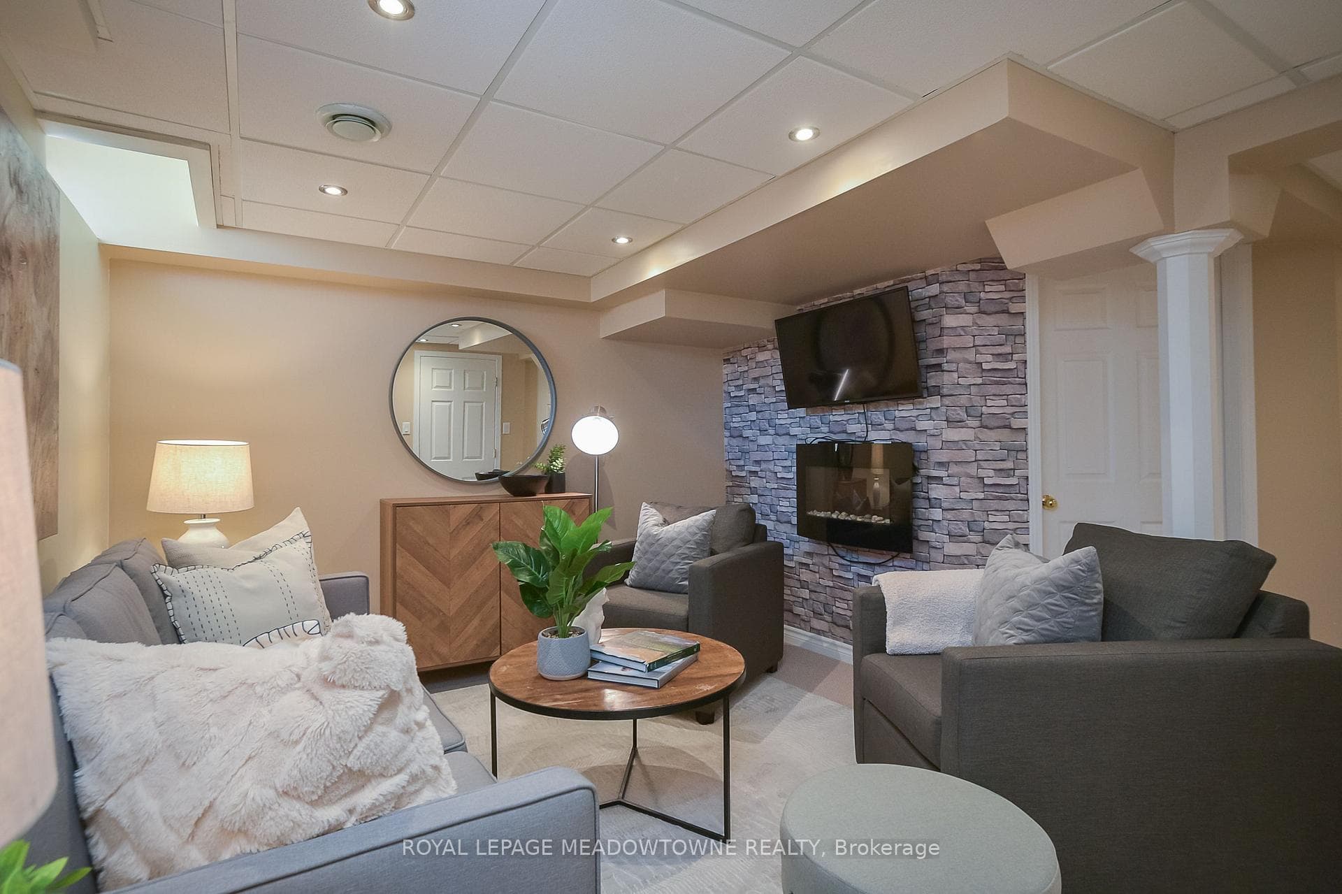 51 Mowat Crescent photo 32