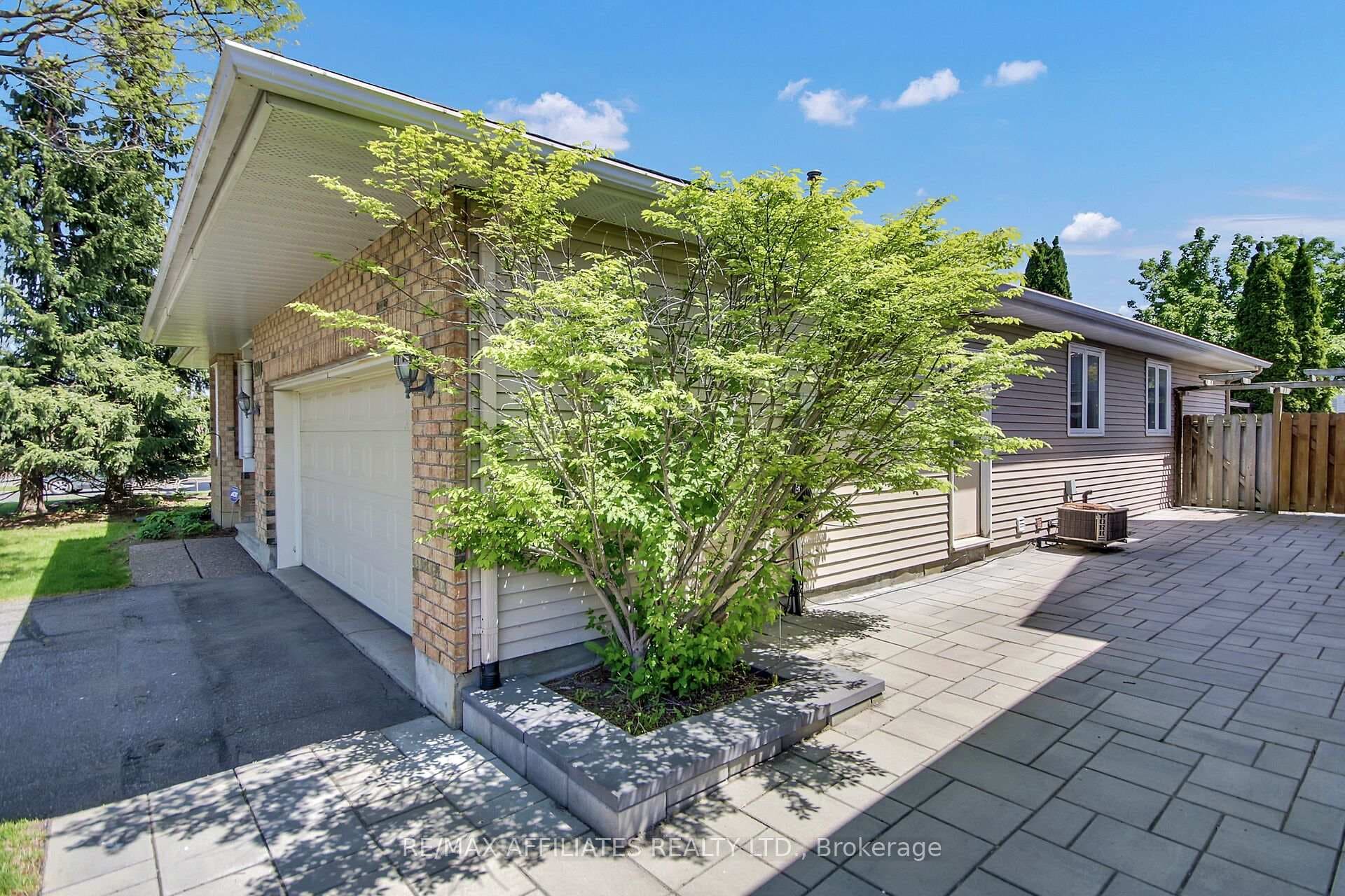 1380 Norview Crescent photo 35