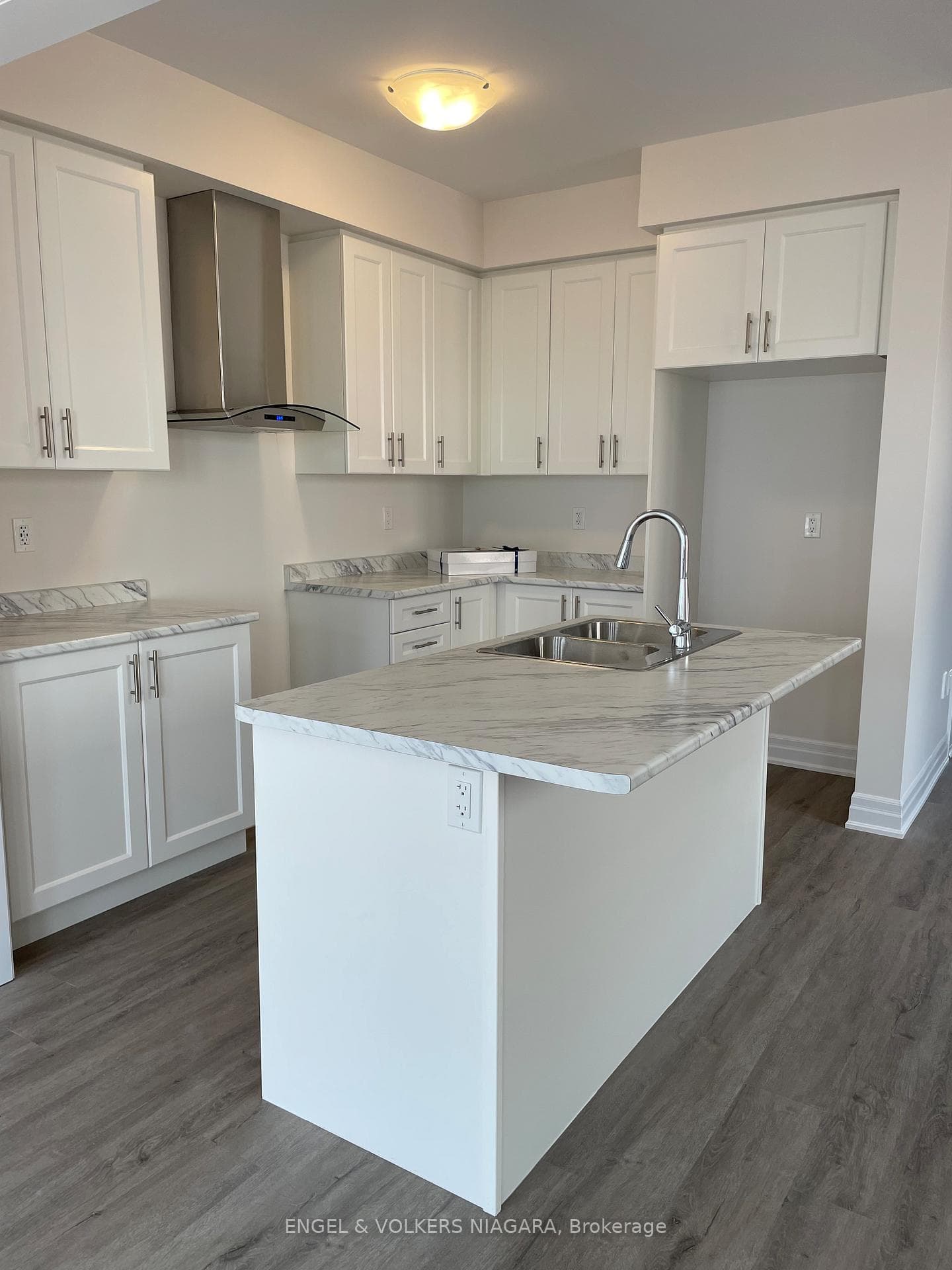 9266 Griffon Street photo 2