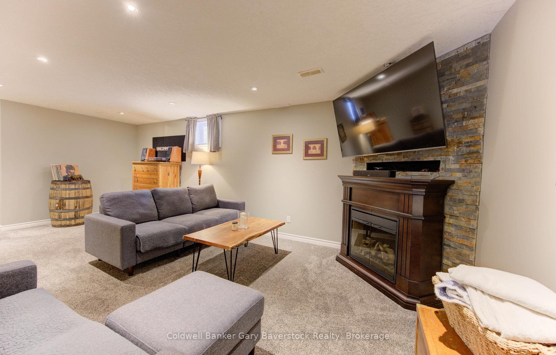 153 Steepleridge Street photo 24