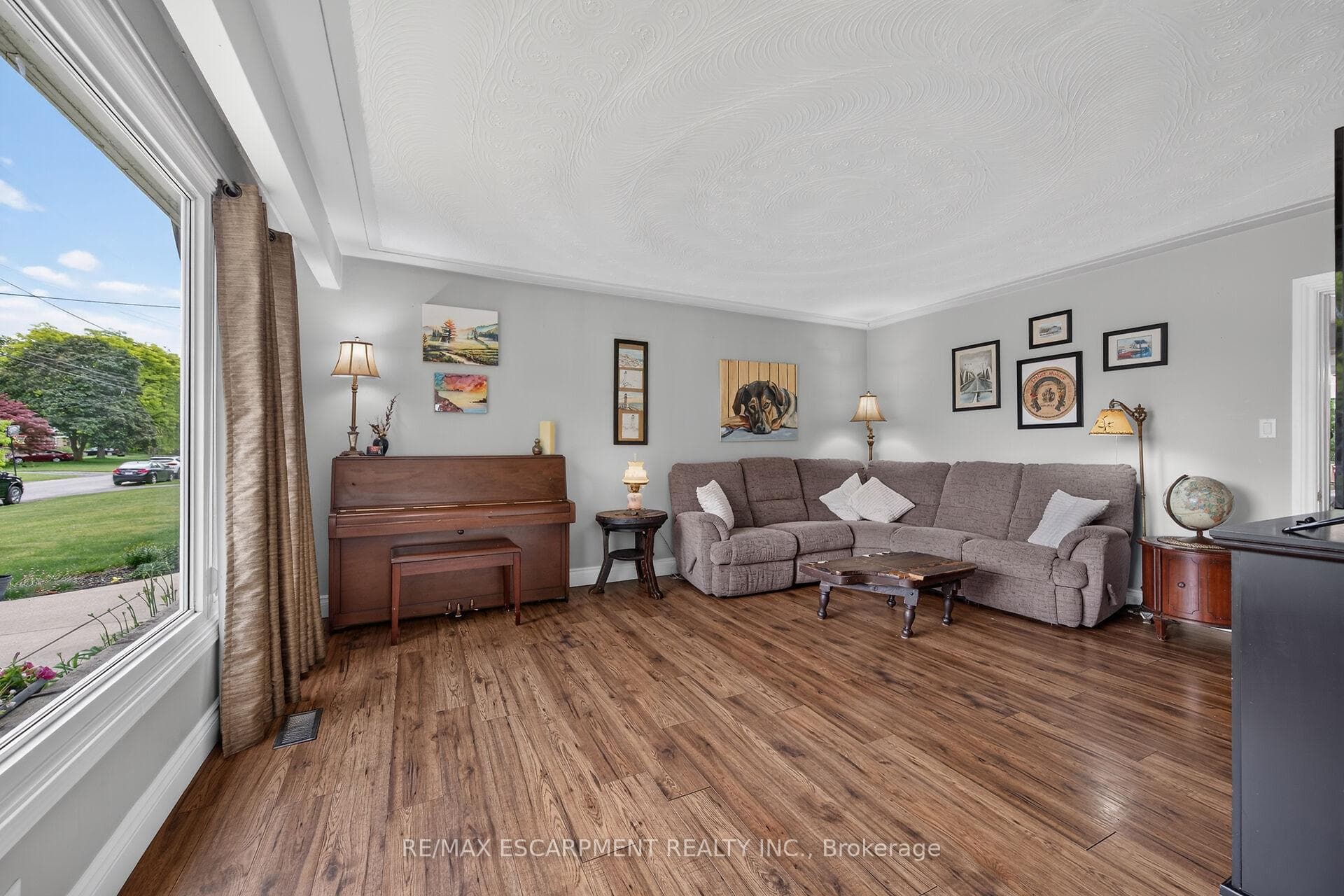 251 Mackenzie Crescent photo 6
