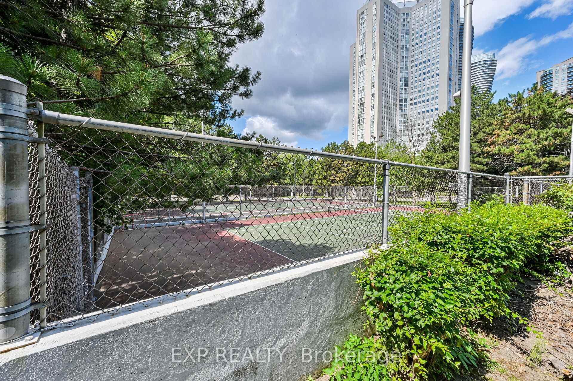3695 Kaneff Crescent Unit 1404 photo 5