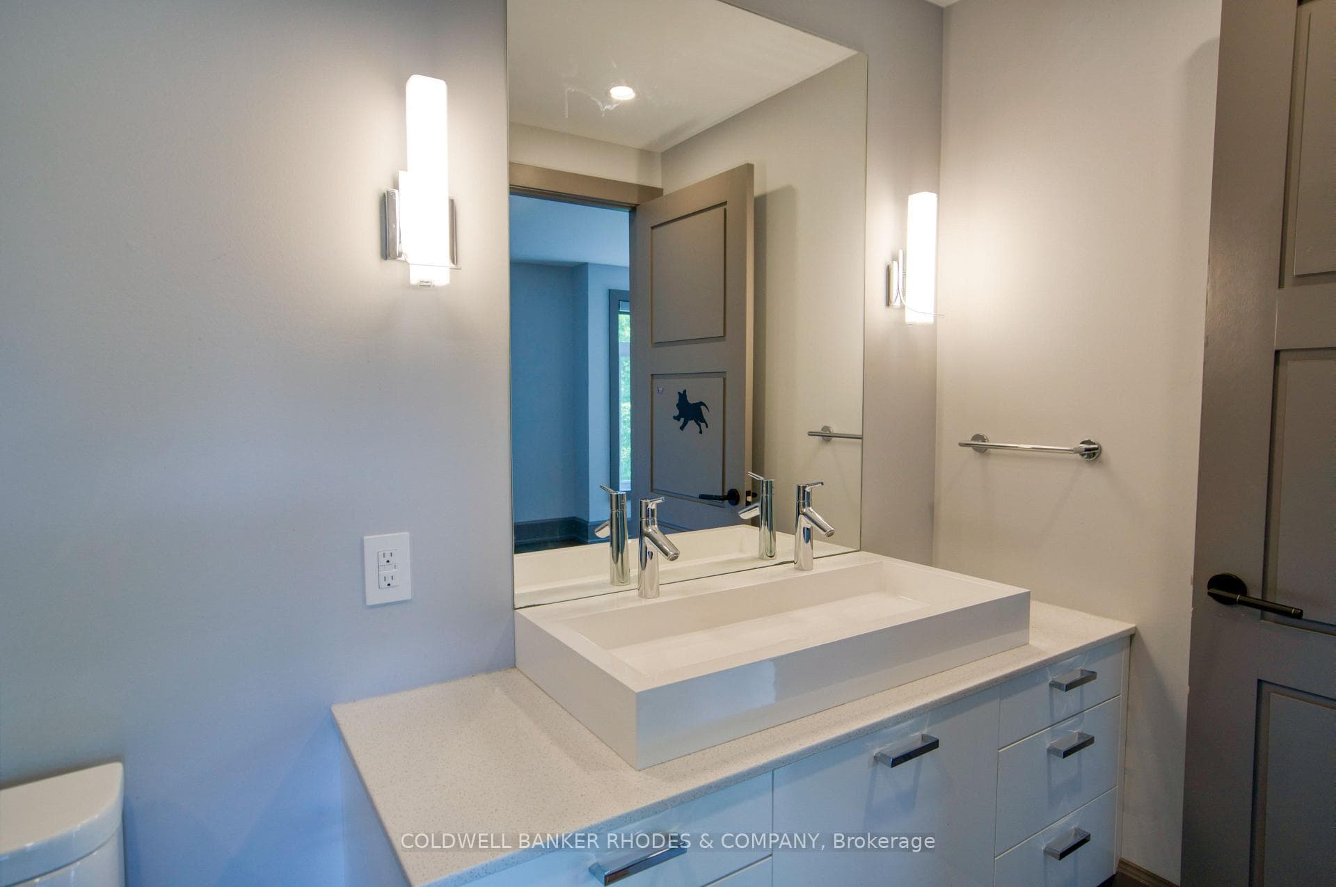 Jack-and-Jill Bathroom between bed 3 & 4