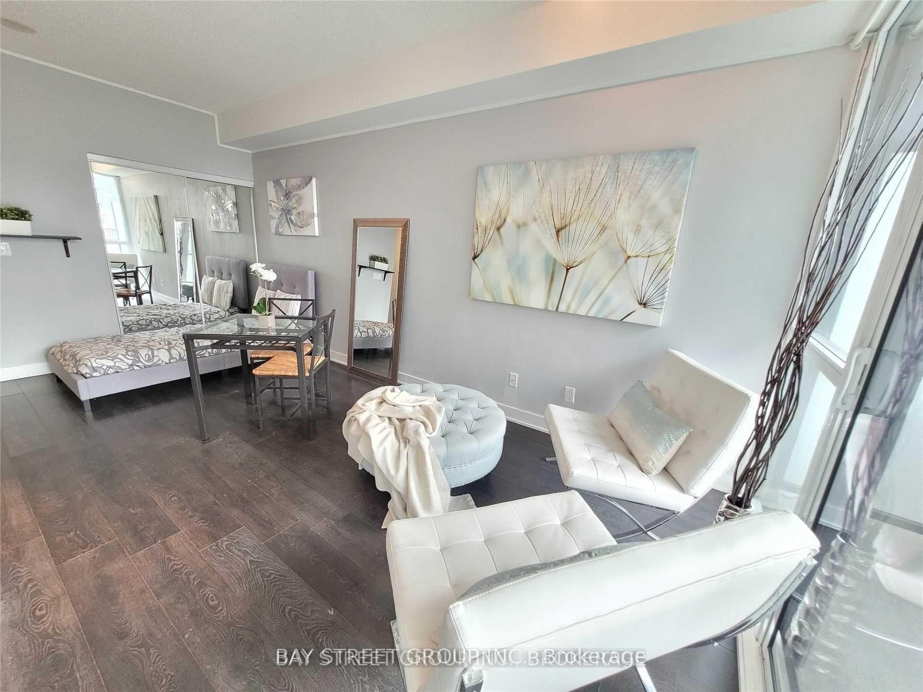 169 Fort York Boulevard Unit 612 photo 2