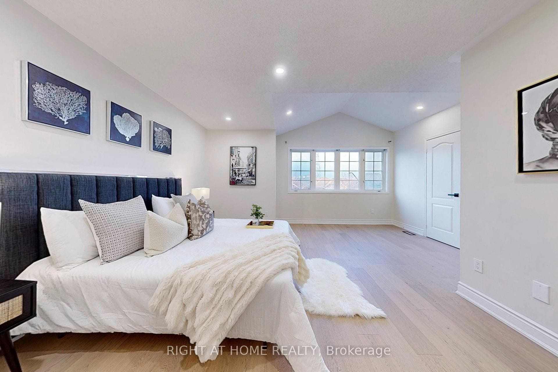 4762 Colombo Crescent photo 22