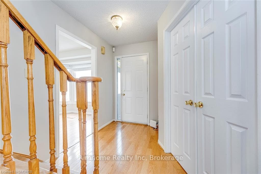 1168 PARKHILL Road photo 4