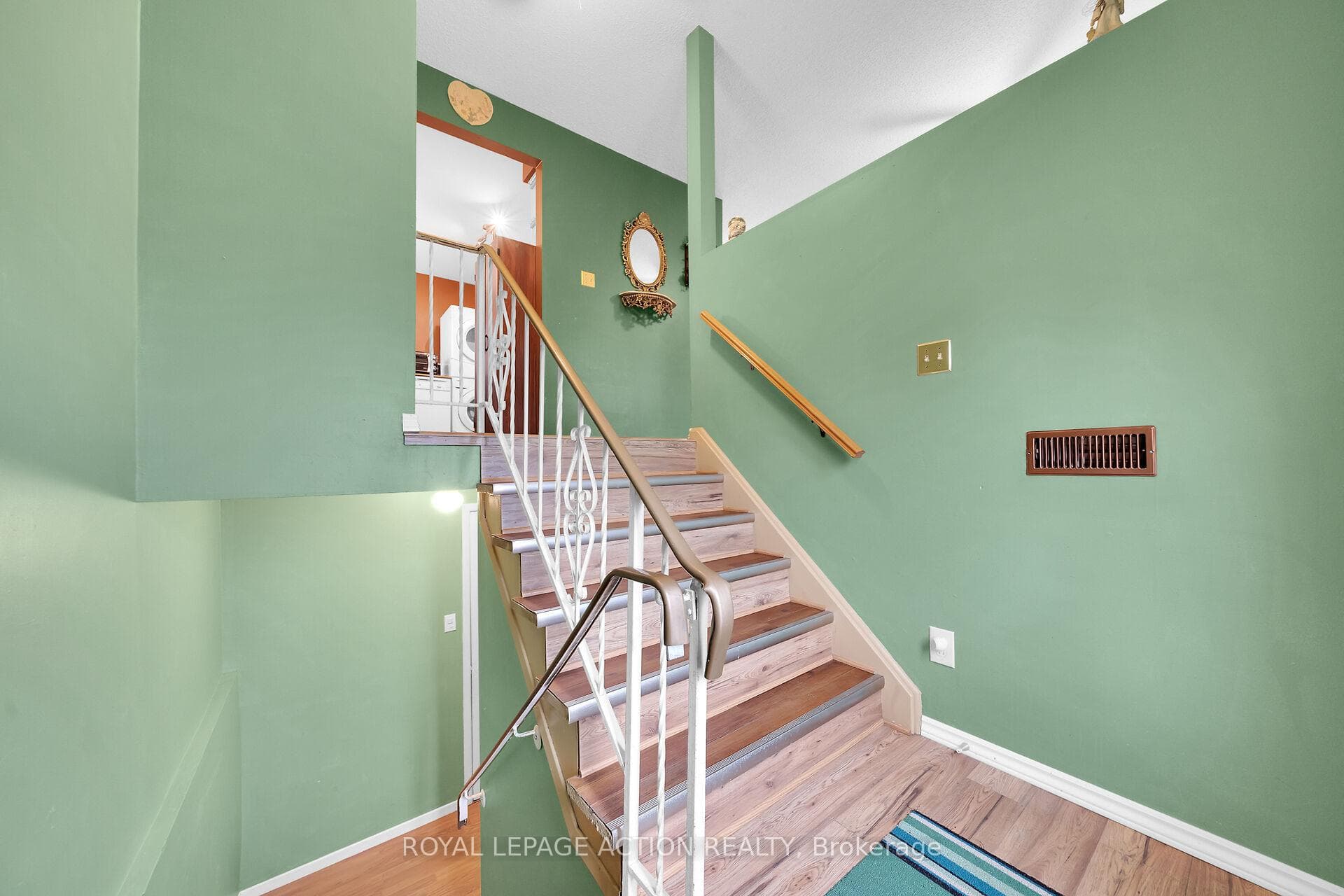 8 Maple Crescent photo 7