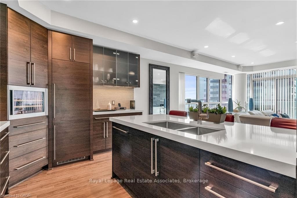 1 Hurontario Street Unit 609 photo 11