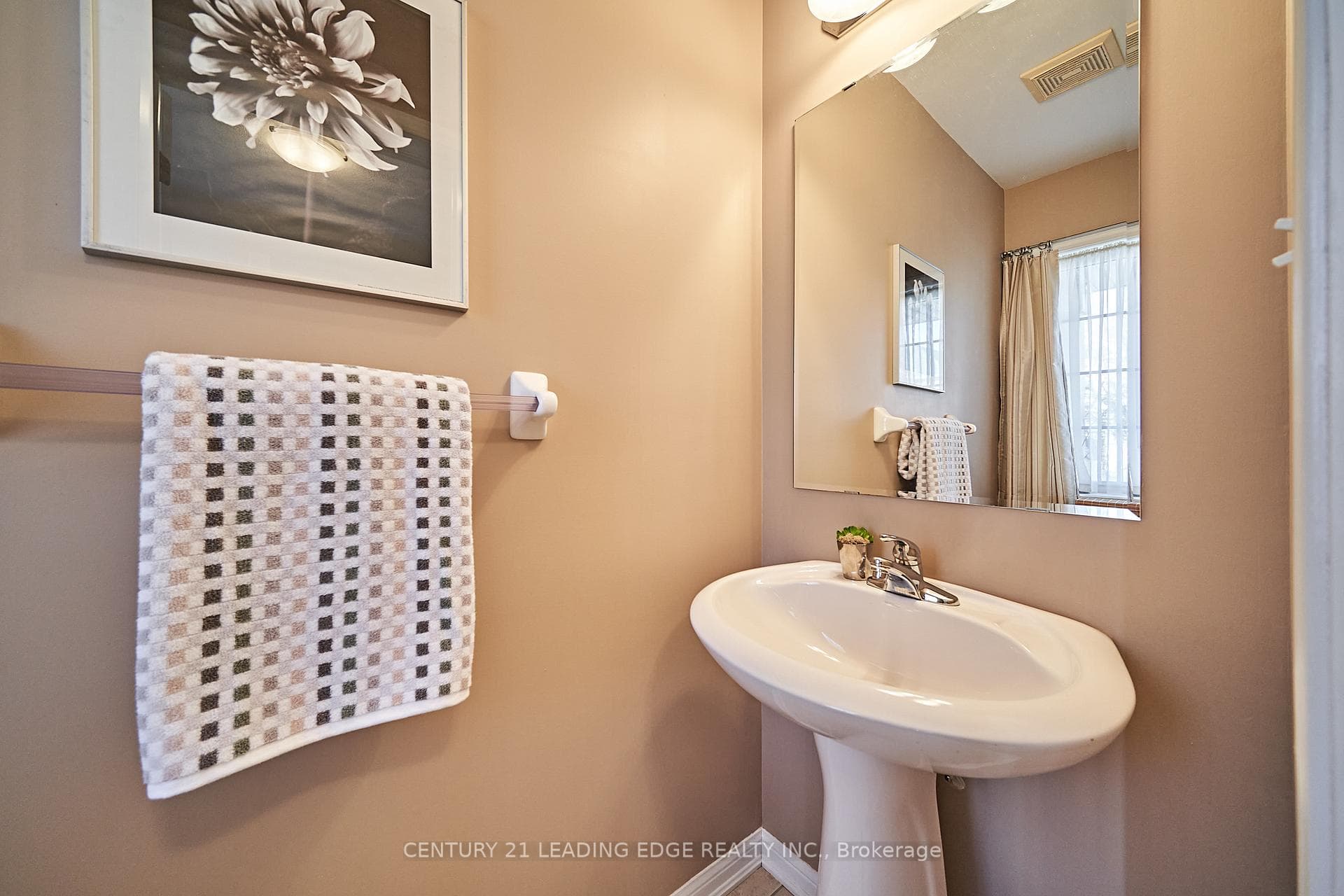 22 Dougherty Crescent photo 7