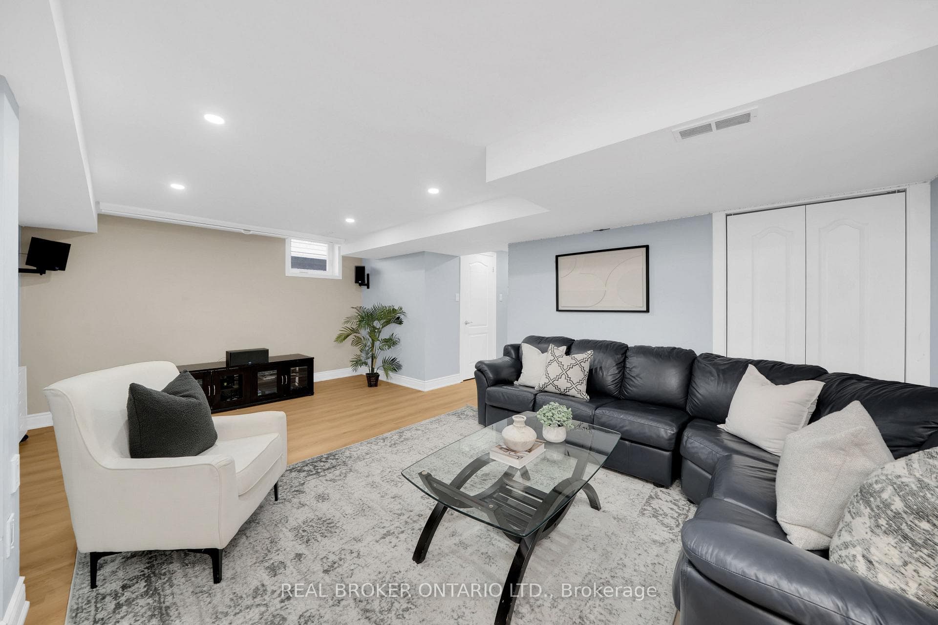 217 Ellis Crescent photo 33