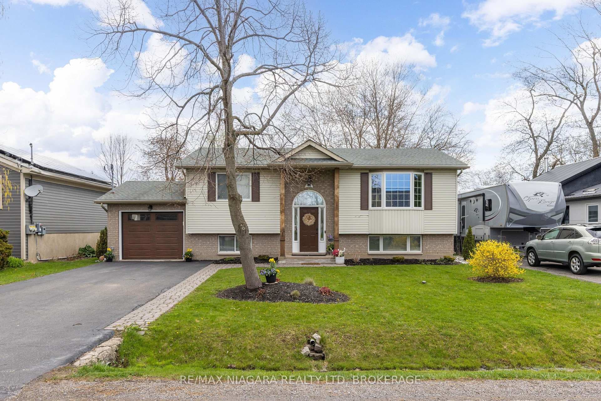 44 Maple Leaf Avenue photo 1