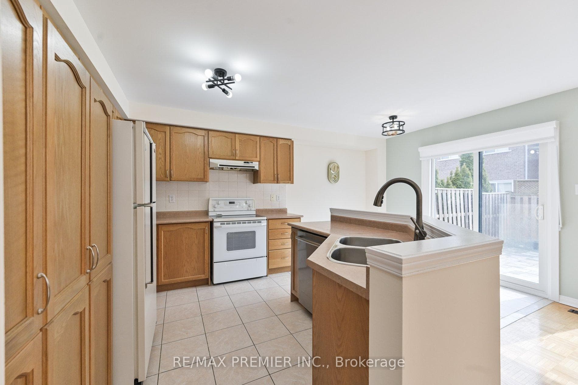 152 Laurelhurst Crescent photo 7
