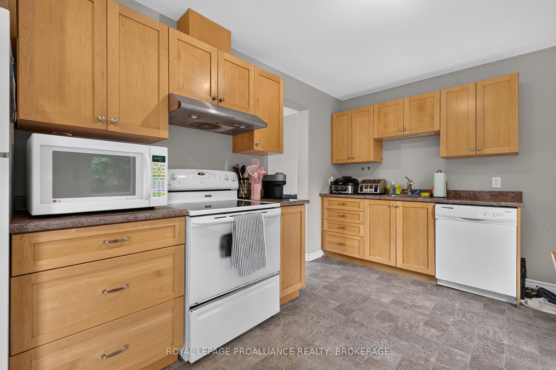 251 Yonge Street photo 12