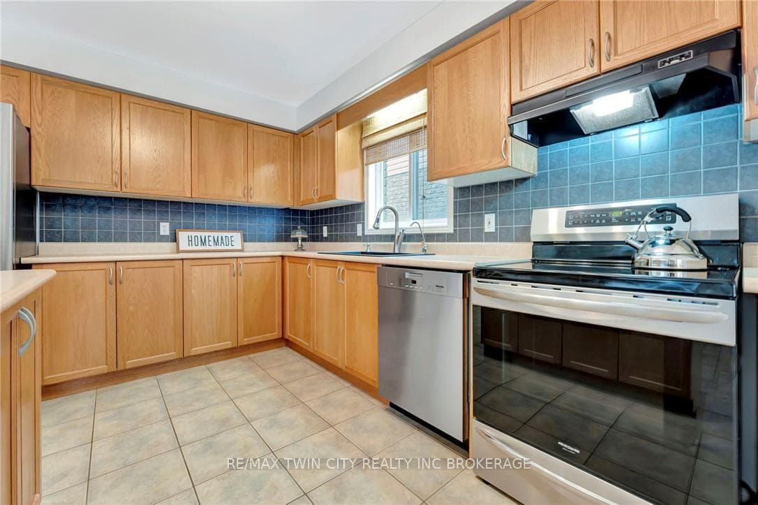 88 HAMER Crescent photo 8