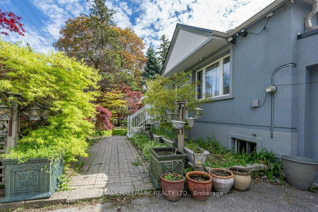 690&692 Birchmount Road photo 3