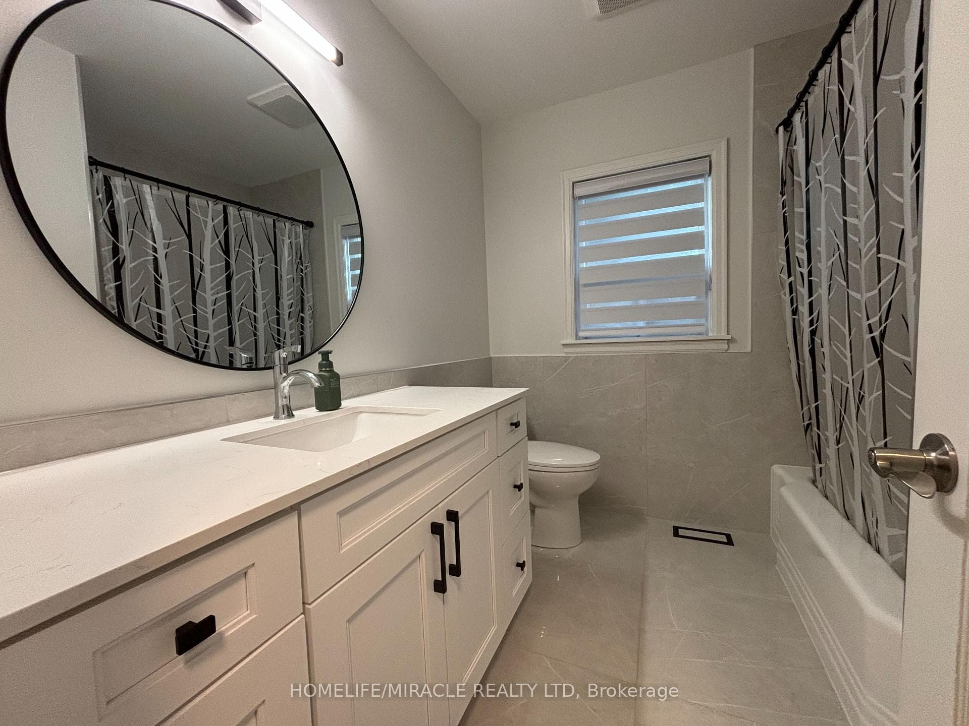 54 Hawman Avenue Unit Upper floor suite photo 12