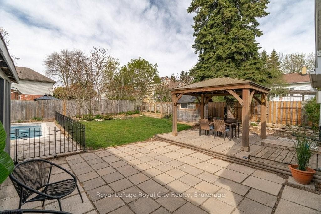 554 Woolwich Street photo 31