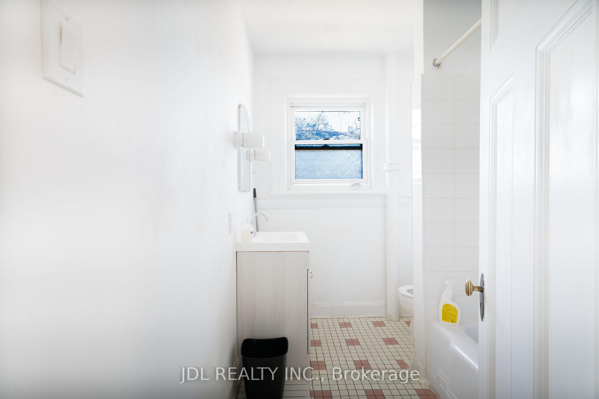64 Queens Drive Unit 2 Floor photo 9