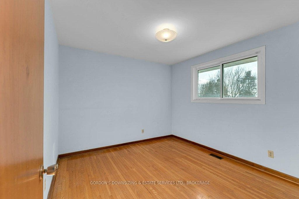 987 Mayfair Crescent photo 25