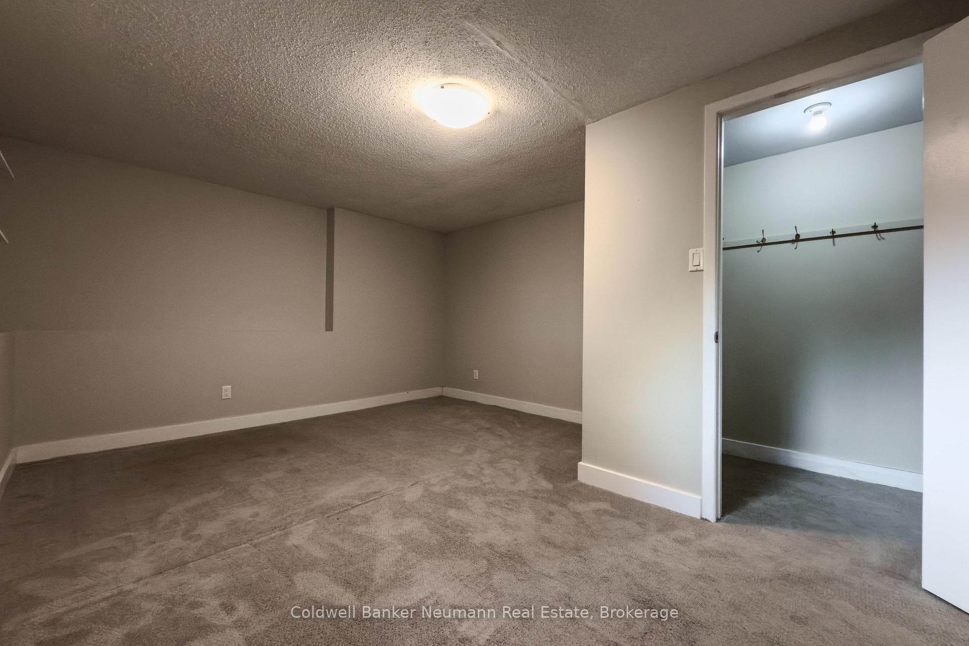 723 Scottsdale Drive Unit Lower photo 7