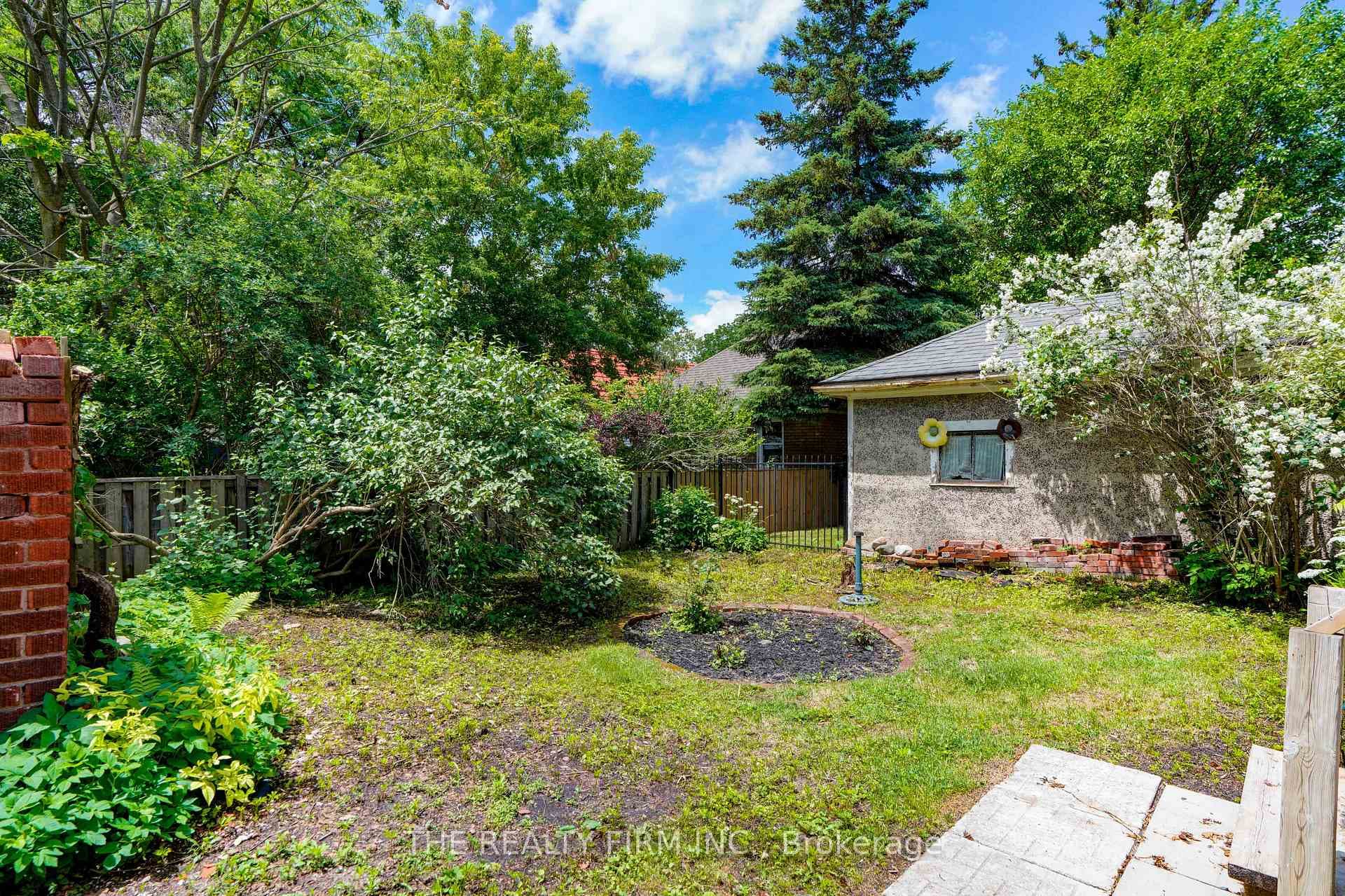 925 Maitland Street photo 45