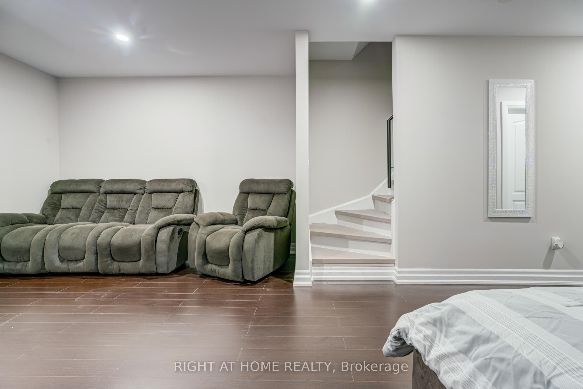 735 Sheppard Avenue Unit 6 photo 32