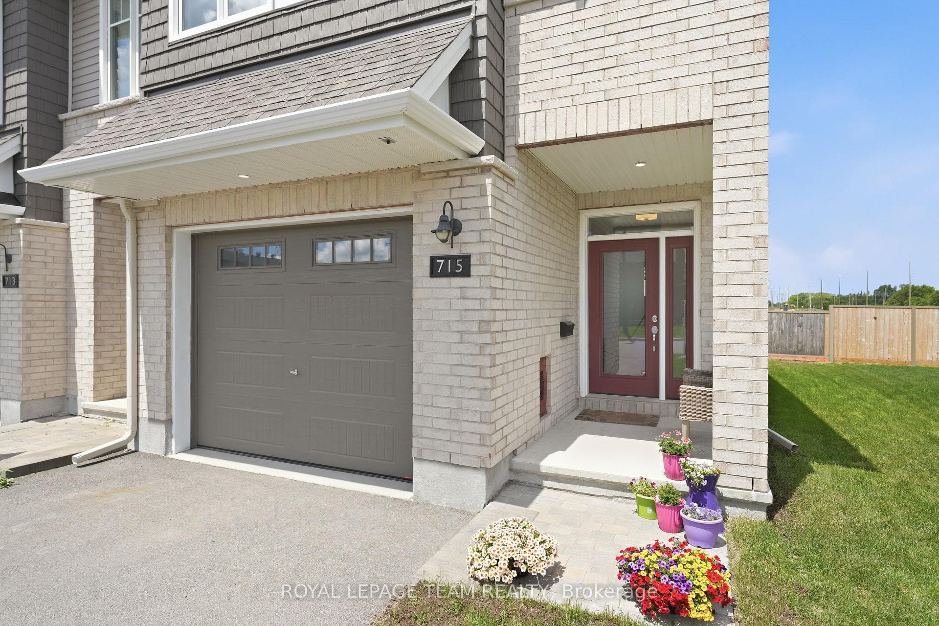 715 Maverick Crescent photo 2